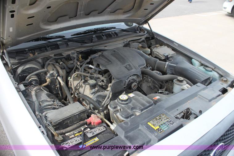 image for item H7460 2005 Ford Crown Victoria Police Interceptor