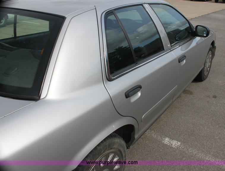 image for item H7460 2005 Ford Crown Victoria Police Interceptor