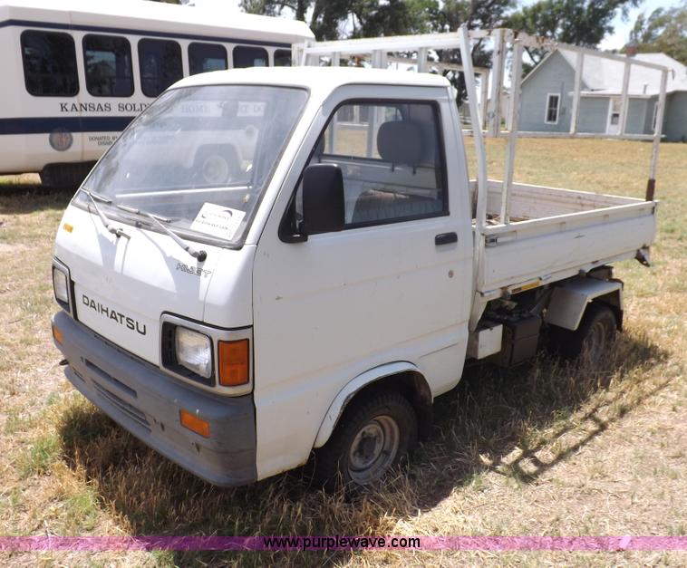 image for item I7741 1992 Daihatsu HiJet utility vehicle