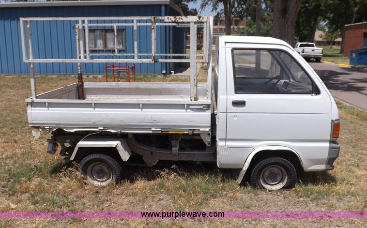 image for item I7741 1992 Daihatsu HiJet utility vehicle
