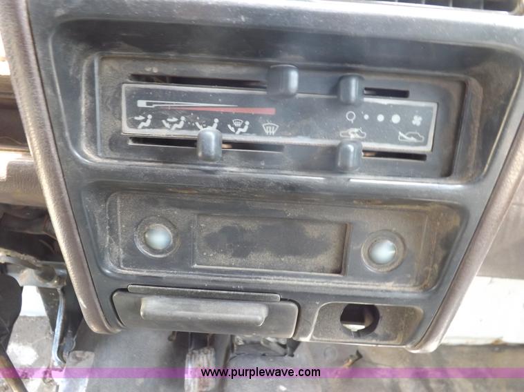 image for item I7741 1992 Daihatsu HiJet utility vehicle