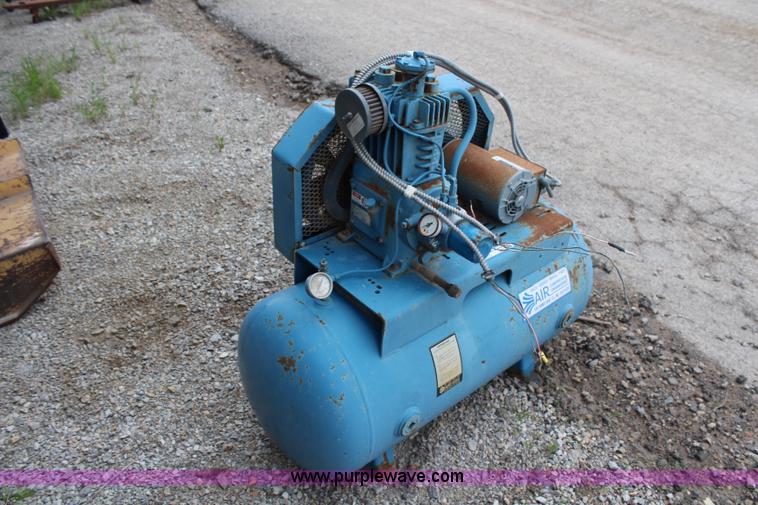 image for item U9511 30 gallon air compressor