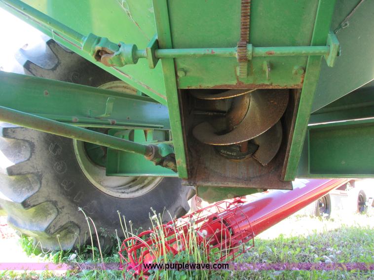 image for item A8543 1997 Unverferth 7000 grain cart