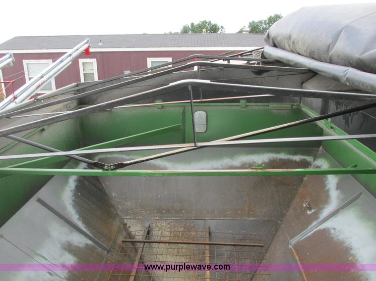 image for item A8543 1997 Unverferth 7000 grain cart