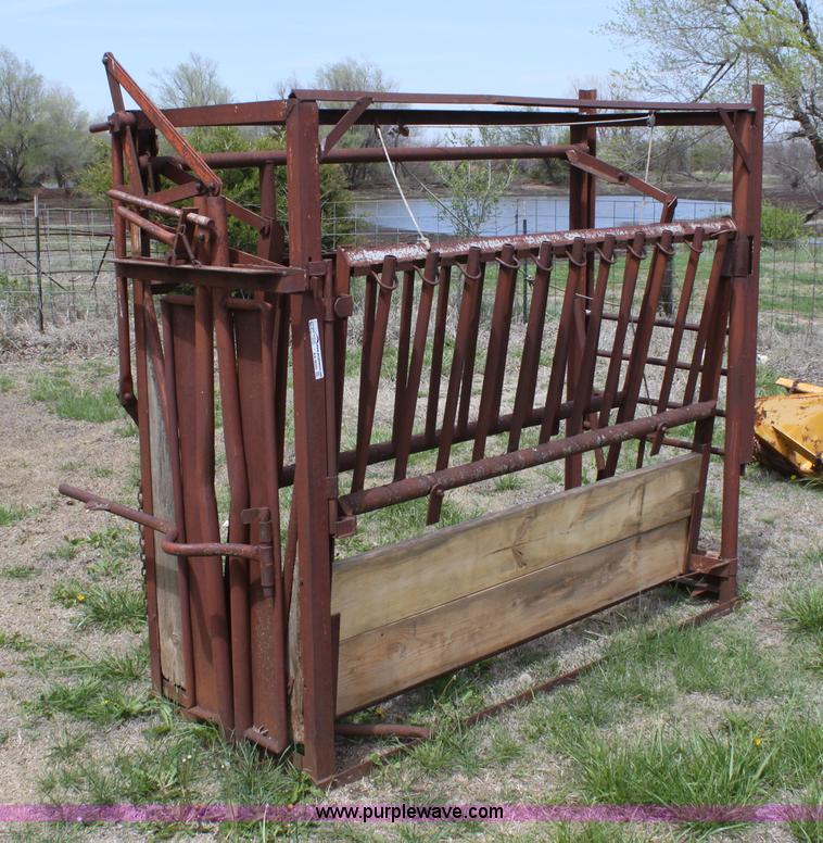 image for item AA9029 Cattle squeeze chute