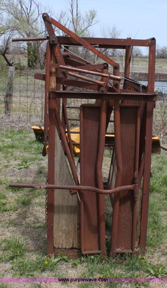 image for item AA9029 Cattle squeeze chute