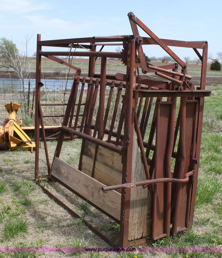 image for item AA9029 Cattle squeeze chute