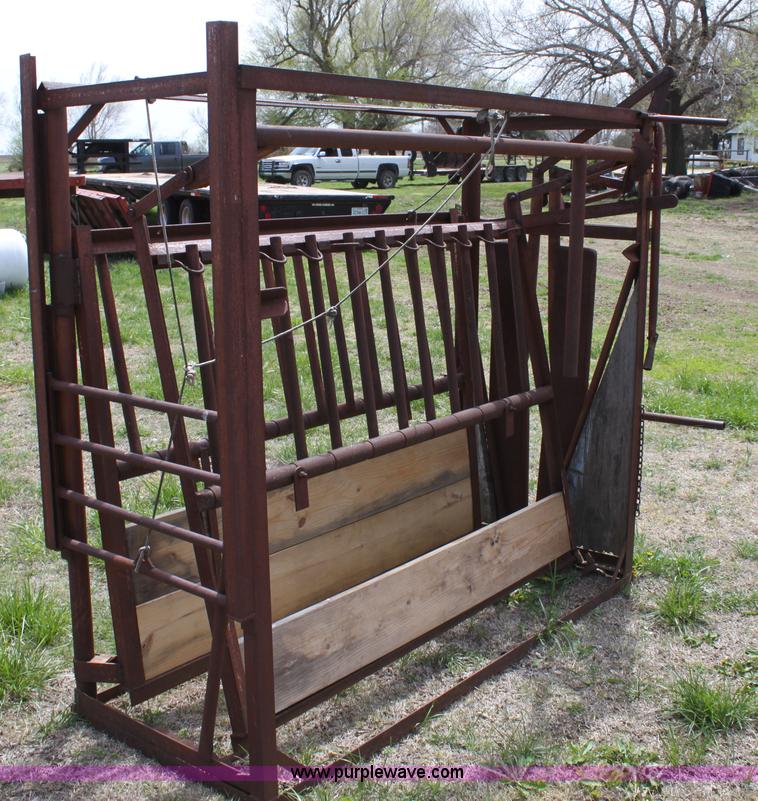 image for item AA9029 Cattle squeeze chute