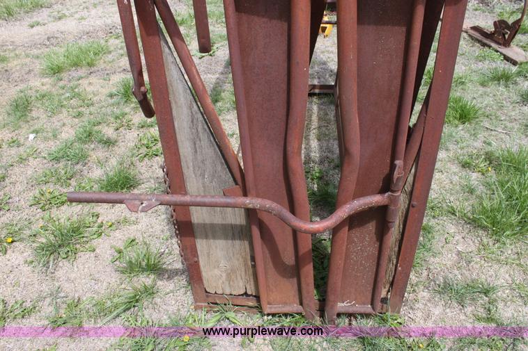 image for item AA9029 Cattle squeeze chute