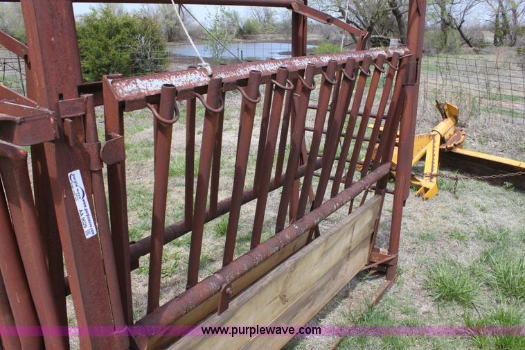 image for item AA9029 Cattle squeeze chute