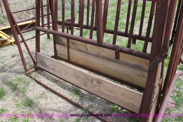 image for item AA9029 Cattle squeeze chute