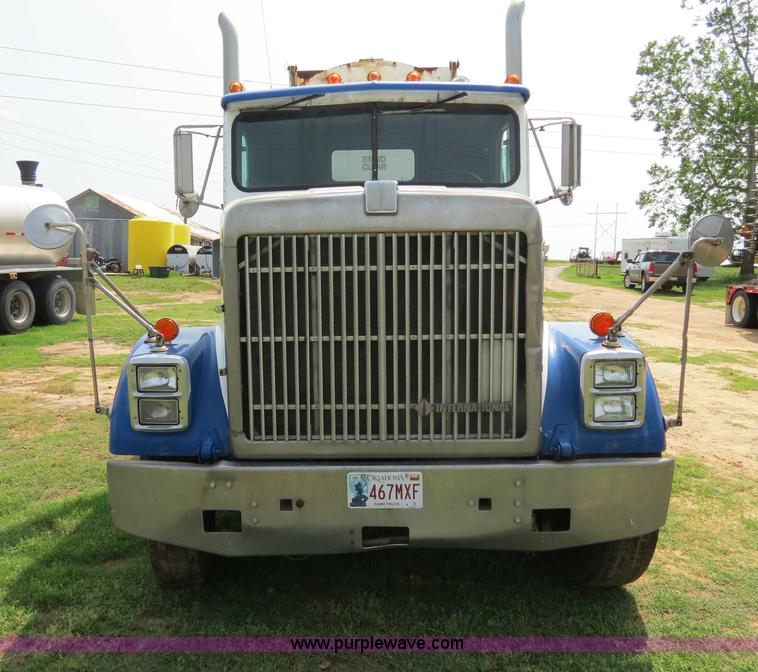 image for item B4775 1989 International 9300 Eagle semi truck