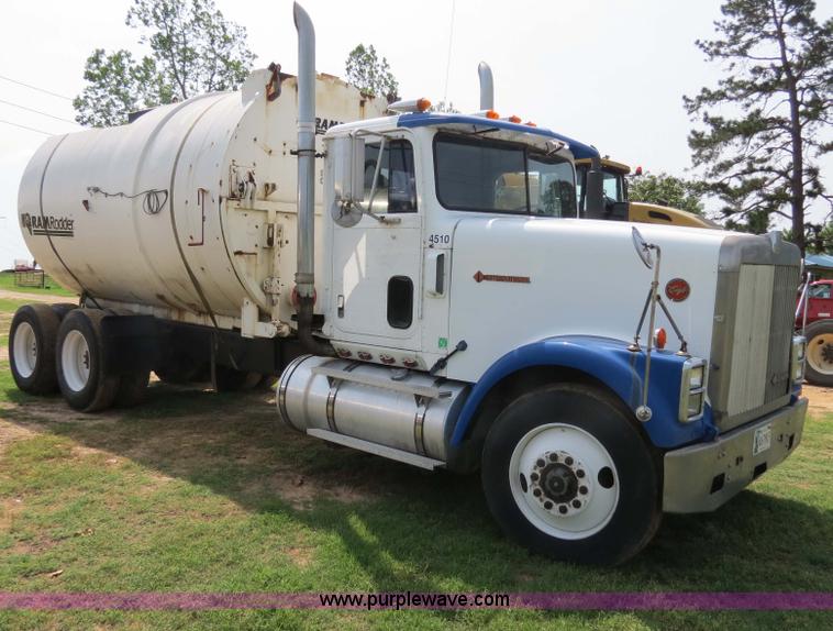 image for item B4775 1989 International 9300 Eagle semi truck