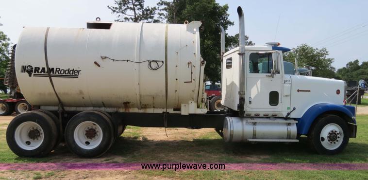 image for item B4775 1989 International 9300 Eagle semi truck