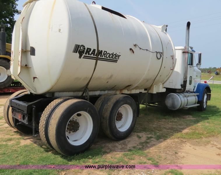 image for item B4775 1989 International 9300 Eagle semi truck