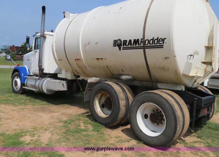 image for item B4775 1989 International 9300 Eagle semi truck