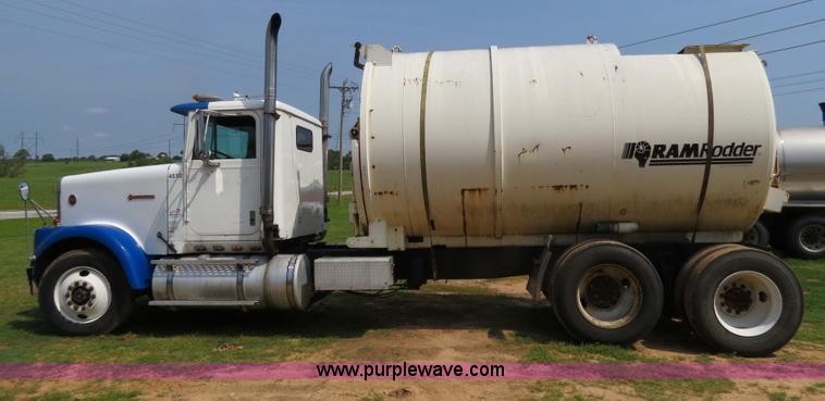 image for item B4775 1989 International 9300 Eagle semi truck