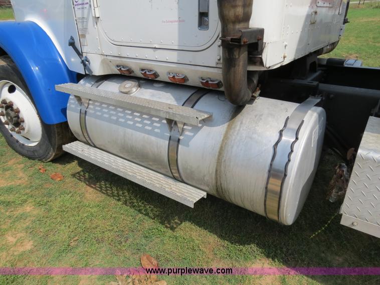 image for item B4775 1989 International 9300 Eagle semi truck