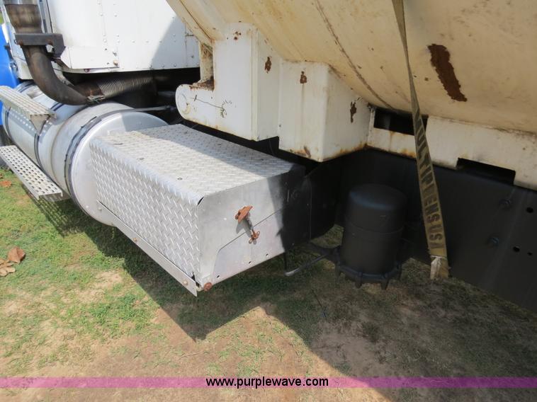 image for item B4775 1989 International 9300 Eagle semi truck