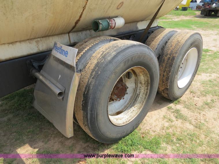 image for item B4775 1989 International 9300 Eagle semi truck