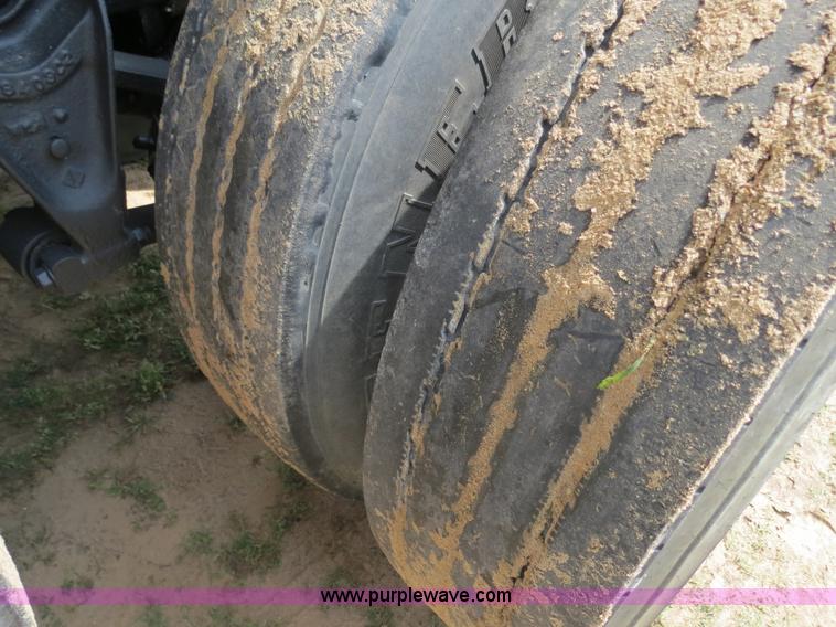 image for item B4775 1989 International 9300 Eagle semi truck