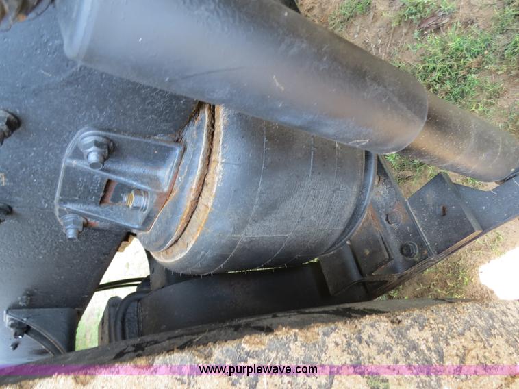 image for item B4775 1989 International 9300 Eagle semi truck