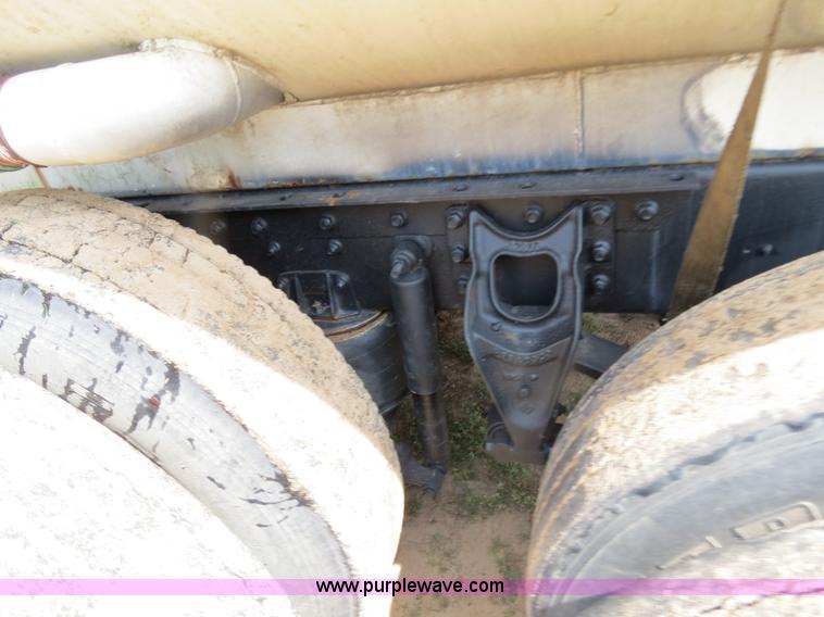 image for item B4775 1989 International 9300 Eagle semi truck