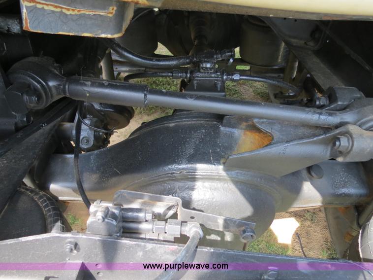 image for item B4775 1989 International 9300 Eagle semi truck