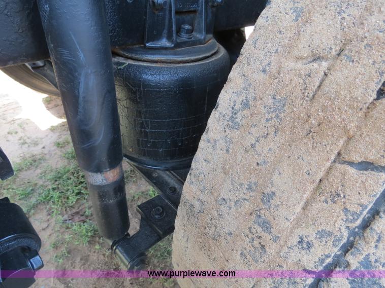 image for item B4775 1989 International 9300 Eagle semi truck