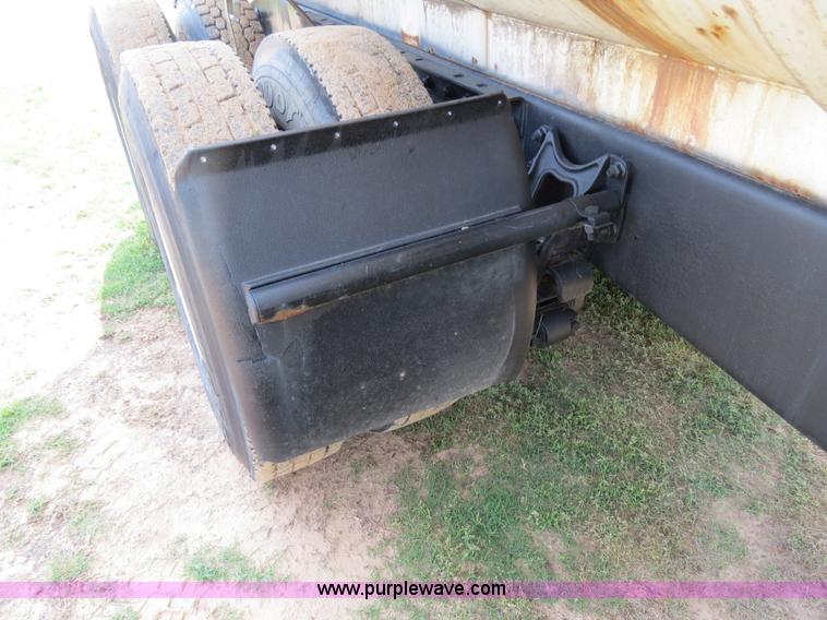 image for item B4775 1989 International 9300 Eagle semi truck