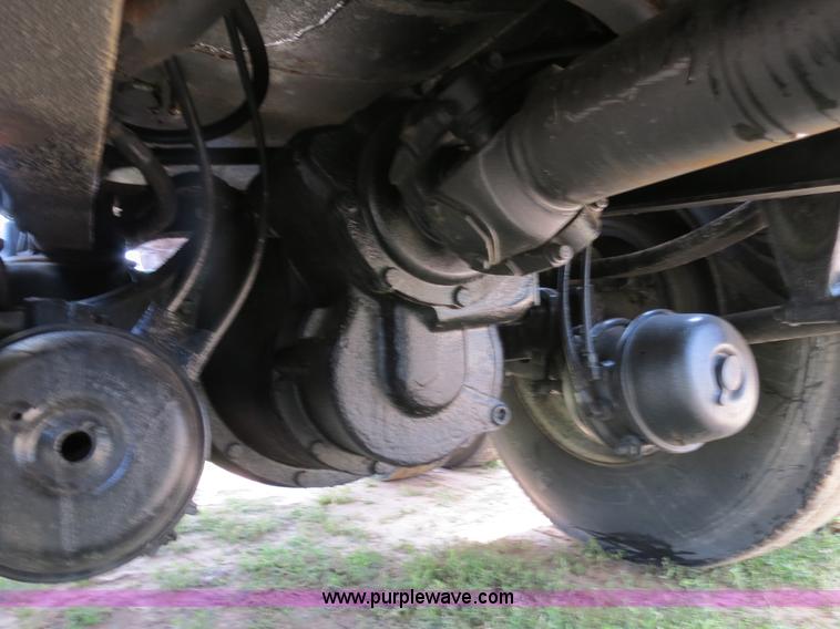 image for item B4775 1989 International 9300 Eagle semi truck