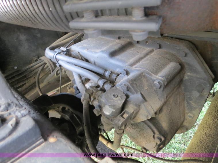 image for item B4775 1989 International 9300 Eagle semi truck