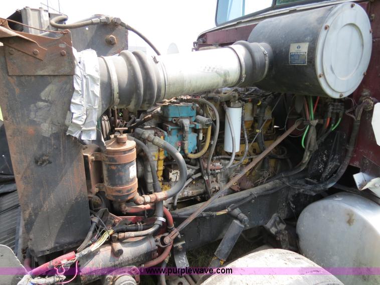 image for item B4775 1989 International 9300 Eagle semi truck