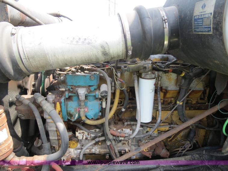 image for item B4775 1989 International 9300 Eagle semi truck