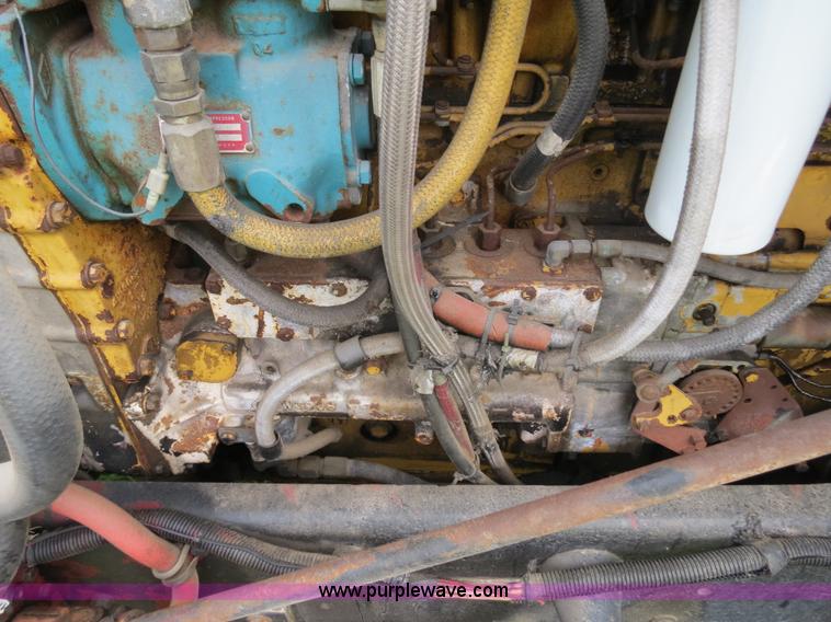 image for item B4775 1989 International 9300 Eagle semi truck