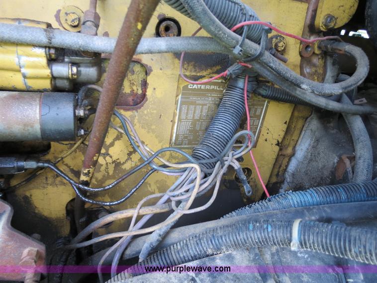 image for item B4775 1989 International 9300 Eagle semi truck