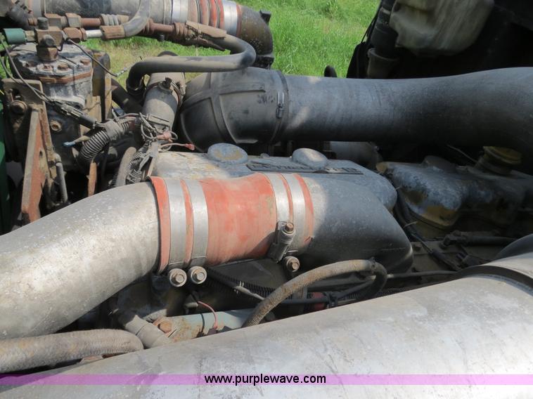 image for item B4775 1989 International 9300 Eagle semi truck