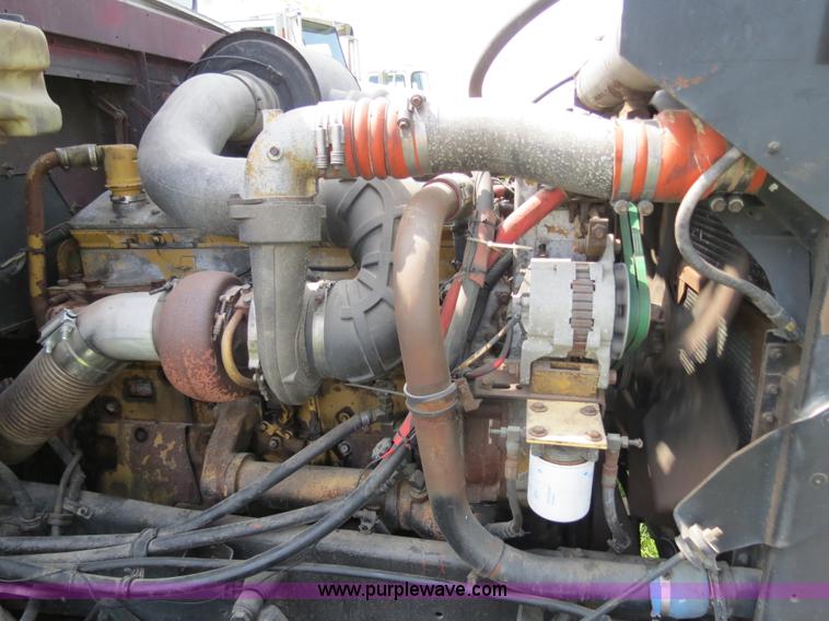 image for item B4775 1989 International 9300 Eagle semi truck