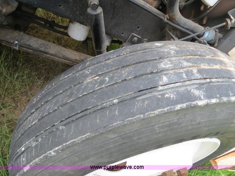 image for item B4775 1989 International 9300 Eagle semi truck