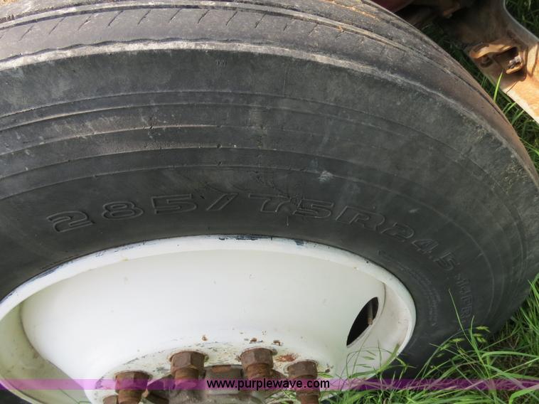 image for item B4775 1989 International 9300 Eagle semi truck