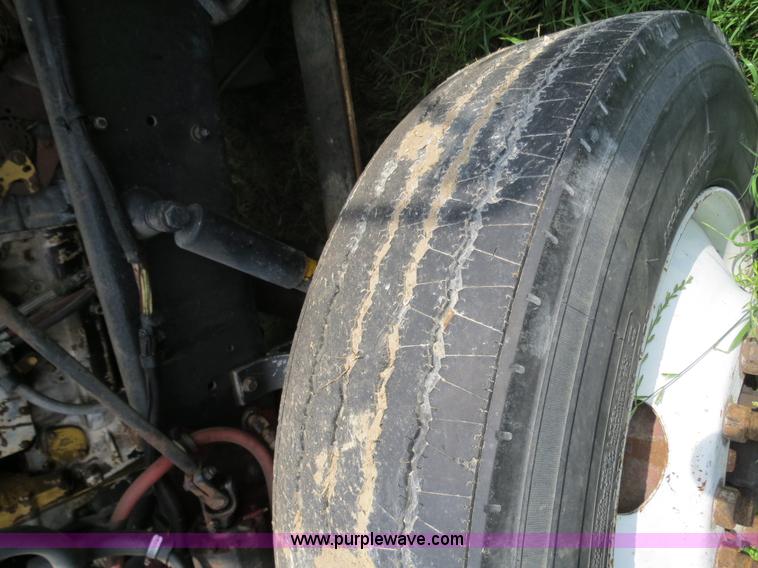 image for item B4775 1989 International 9300 Eagle semi truck