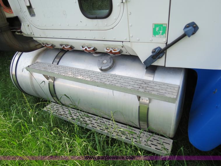 image for item B4775 1989 International 9300 Eagle semi truck