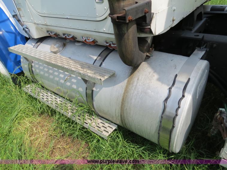 image for item B4775 1989 International 9300 Eagle semi truck