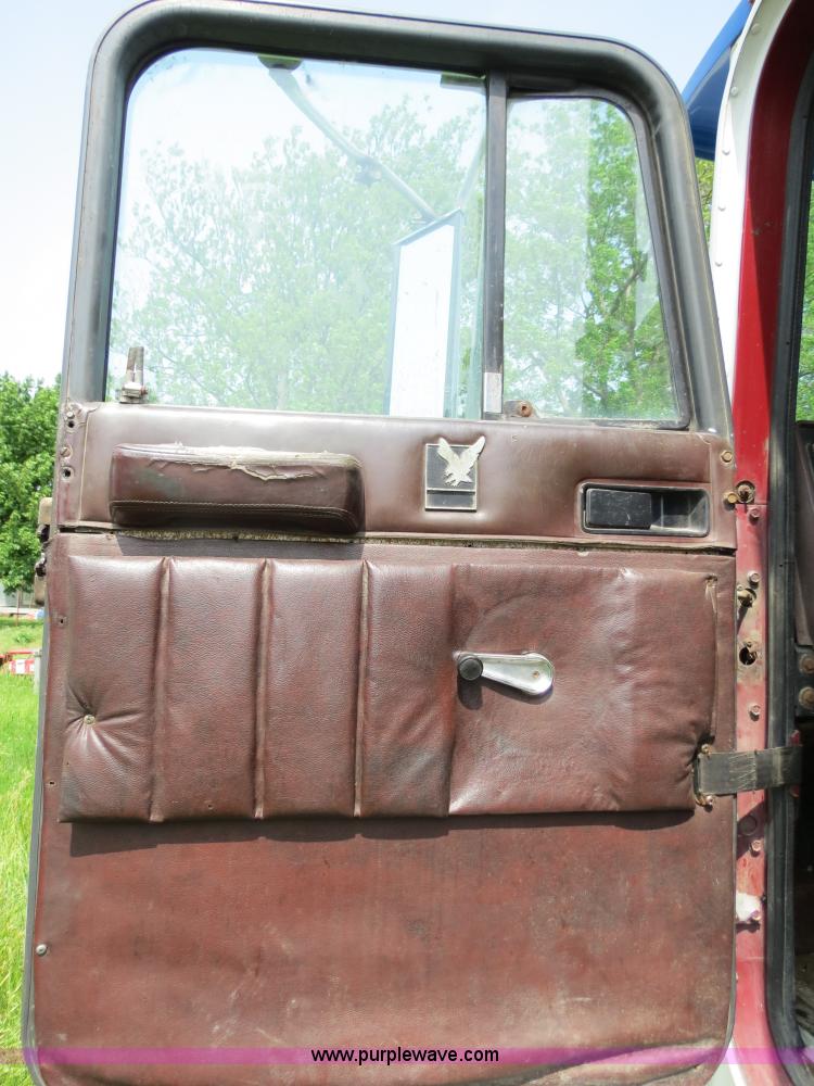 image for item B4775 1989 International 9300 Eagle semi truck