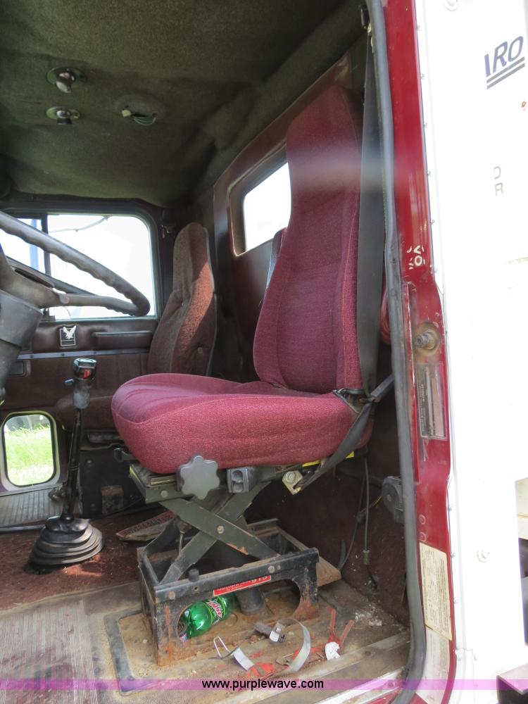 image for item B4775 1989 International 9300 Eagle semi truck