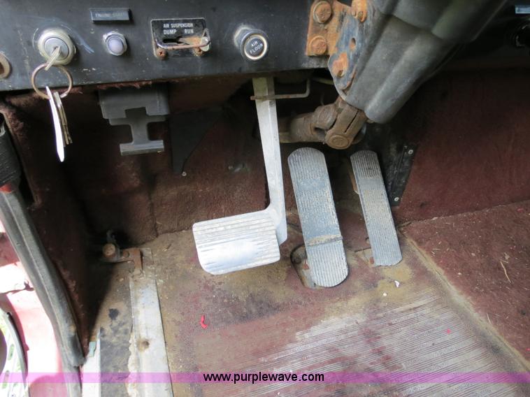 image for item B4775 1989 International 9300 Eagle semi truck