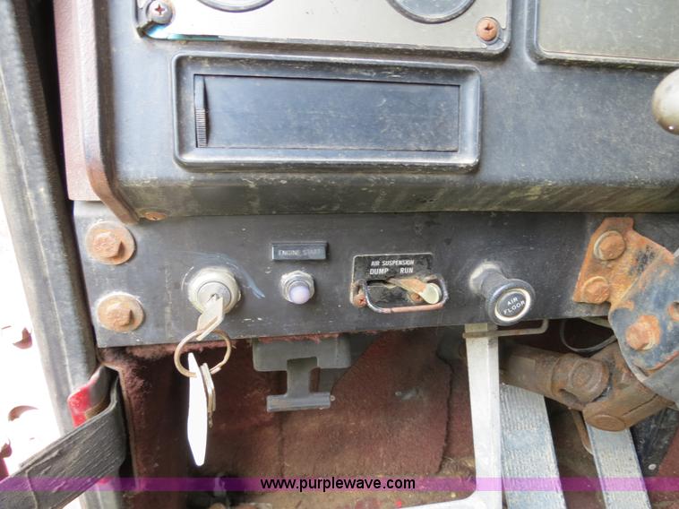 image for item B4775 1989 International 9300 Eagle semi truck