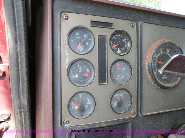 image for item B4775 1989 International 9300 Eagle semi truck