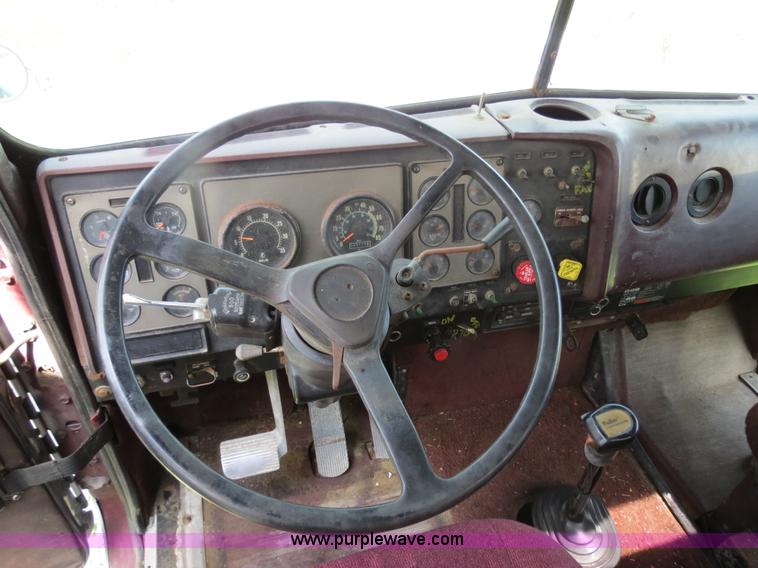 image for item B4775 1989 International 9300 Eagle semi truck