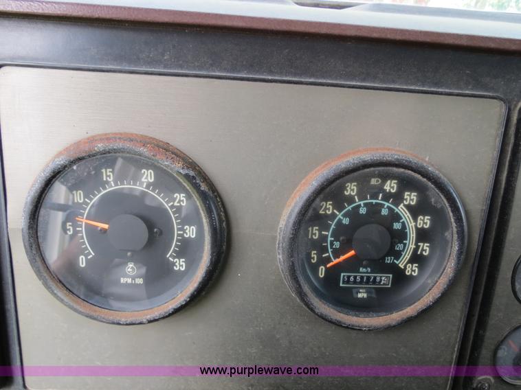 image for item B4775 1989 International 9300 Eagle semi truck